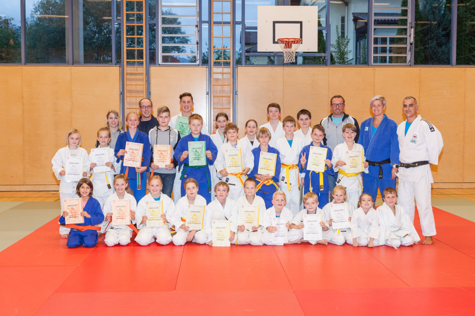 Bildtext: Sportreferent Christian Mayer (2.v.l.hinten), Obmann Reinhard Lierzer (3.v.r.hinten) und Trainer Rafie Fooladian (r.) mit den erfolgreichen Nachwuchsjudoka. Fotos: Stadt Bruck/Martin Meieregger