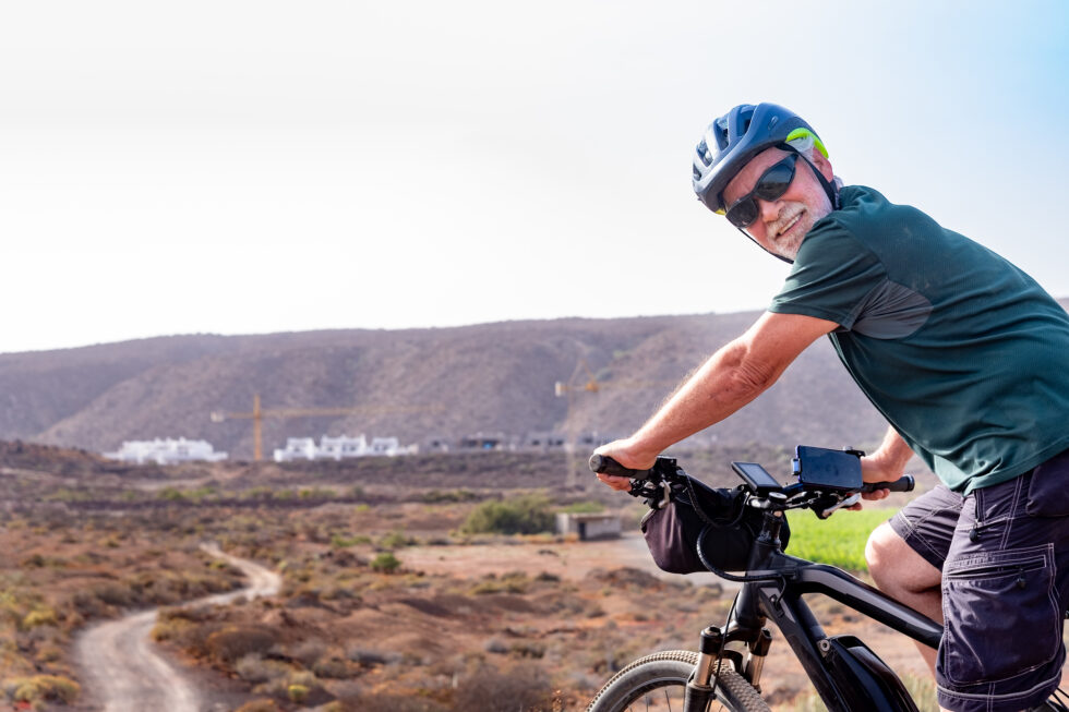 Senior genießt den Ausflug mit seinem E-Bike